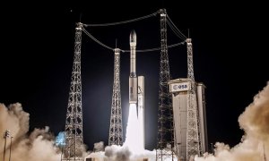 Fotografía facilitada por la agencia espacial francesa Centre National d'Etudes Spatiales (CNES) del despegue del cohete Vega, que transporta al satélite europeo LISA Pathfinder, desde Kurú (Guayana Francesa) en la madrugada de hoy, 3 de diciembre de 2015