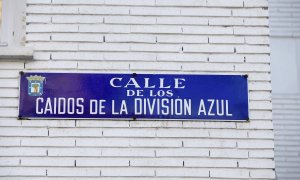 Placa identificativa de la calle Caídos de la División Azul de Madrid que cambiará su nombre en los próximos seis meses. EFE/Zipi