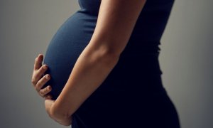 El trabajo demuestra que las mujeres embarazadas bioacumulan y pueden transmitir a sus fetos estos compuestos, presentes en muchos productos de cuidado personal.