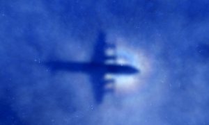 La sombra de un avión del equipo de búsqueda del MH370 sobrevuela el océano Índico. - REUTERS