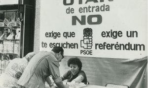 Mesa instalada por el PSOE para recoger firmas en apoyo de su postura respecto al ingreso de España en la OTAN, en septiembre de 1981. EFE