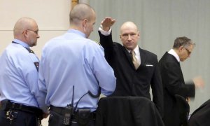 Breivik hace el saludo nazi al llegar al juzgado. / GWLADYS FOUCHE (REUTERS)