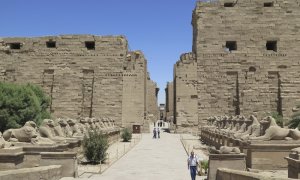 Entrada al templo faraónico de Karnak, en la ciudad de Luxor, donde debido a la crisis del turismo en Egipto los monumentos están casi vacíos y los cruceros amarrados sin visos de surcar a corto plazo el Nilo. EFE/Marina Villén