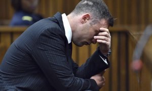 El atleta sudafricano Oscar Pistorius permanece sentado en el banquillo de los acusados durante una vista para dictar la pena que debe cumplir por el asesinato de su novia, en el Tribunal Superior del Norte de Gautengal en Pretoria, Sudáfrica. EFE/Phill M
