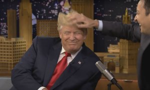 Jimmy Fallon despeina a Donald Trump