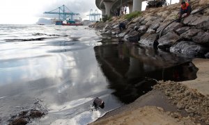 Un camión cisterna absorbe el vertido que se encuentra en la playa de la Concha en Algeciras, hasta donde ha llegado el derrame de crudo. EFE