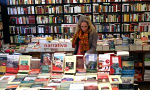 Imagen de archivo de una mujer hojeando unos libros en una librería de Barcelona. EFE