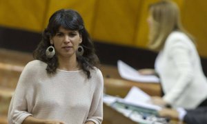 La líder andaluza de Podemos, Teresa Rodríguez (i), pasa ante Susana Díaz. (EFE)