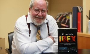 El periodista José García Abad posa en su despacho junto a su último libro, 'Malvado Ibex'. | FERNANDO MORENO