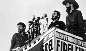 Fidel Castro pronuncia un discurso junto a Camilo Cienfuegos y Ernesto Che Guevara en La Habana (8 de enero de 1959) / AFP