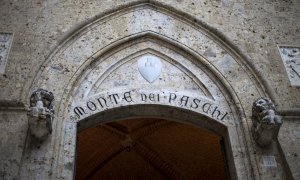 Entrada de la sede del banco Monte Paschi (BMPS) en la plaza Salimbeni en Siena, Italia. EFE/Mattia Sedda