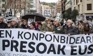 La red ciudadana Sare celebra su habitual gran manifestación anual contra la "vulneración de derechos" y la dispersión de los presos de ETA, hoy en Bilbao. EFE/JAVIER ZORRILLA