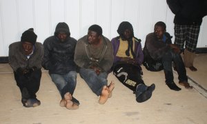Varios migrantes se sientan tras ser detenidos por la guardia costera de Libia, en Trípoli, 5 de febrero de 2017. REUTERS / Hani Amara