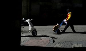 Un repartidor durante su jornada de trabajo en Madrid.-  REUTERS/Juan Medina