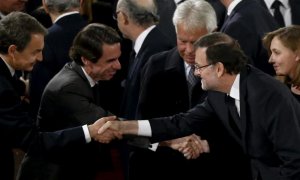 Rodríguez Zapatero, Aznar, González y Rajoy, junto a su esposa, en el funeral de Suárez. (Efe)