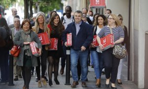 Un grupo de militantes, encabezados por Santos Cerdán, en representación del ex secretario general del PSOE Pedro Sánchez ha entregado 57.369 firmas para su candidatura a las primarias.EFE/Juan Carlos Hidalgo