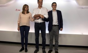 Pedro Sanchez junta sus manos a las de Susana Diaz y las de Patxi Lopez, tras los resultados de las primarias socialistas. REUTERS/Sergio Perez