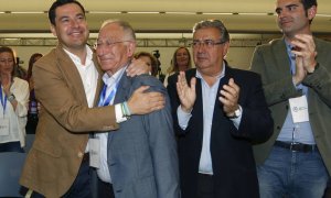 Gabriel Amat (2i), junto a Juanma Moreno y Juan Ignacio Zoido tras su reelección el pasado 19 de mayo como presidente del PP de Almería. /EFE