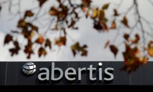 El logo de Abertis en su sede de Barcelona. REUTERS