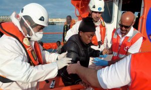 Salvamento Marítimo atiende a una persona migrante rescatada en el Estrecho. EFE/ A.Carrasco Ragel