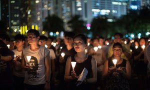 Miles personas sostienen velas mientras participan en una vigilia con motivo del 26 aniversario de la matanza de Tiananmen, en el Victoria Park de Hong Kong, China. EFE