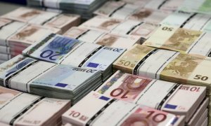 Fajos de billetes de euro. REUTERS