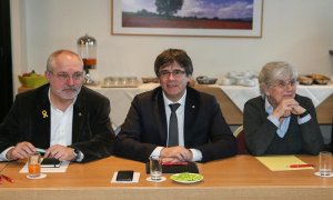 Carles Puigdemont amb Lluís Puig i Clara Ponsatí, durant la reunió a Brussel·les amb diputats deJunts per Catalunya / EFE