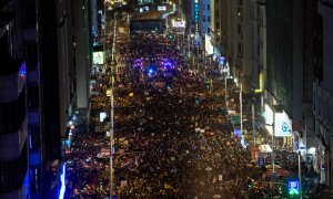 Decenas de miles de personas marchan por la Gran Vía madrileña, en la manifestación del 8M. AFP/Óscar del Pozo