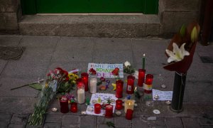 Velas y Flores en memoria de Mame Mbaye, el mantero senegalés que falleció ayer en el barrio de Lavapiés, Madrid.-JAIRO VARGAS