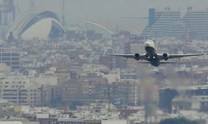 Un avión comercial despega desde el aeropuerto de Manises (València).- EFE