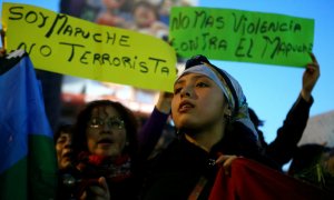 Activistas mapuches durante una protesta en Santiago de Chile. REUTERS