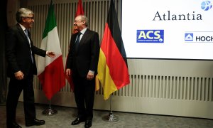 El presidente de ACS, Florentino Pérez y el consejero delegado de Atlantia, Giovanni Castelluci, antes de la rueda de prensa para explicar los detalles de su oferta conjunta por la totalidad de las acciones de la concesionaria de autopistas Abertis. REUTE