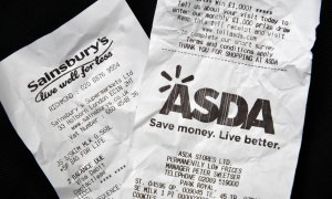 Tickets de compra de los supermercados Asda y Sainsbury. REUTERS/Toby Melville
