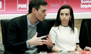 El secretario general del PSOE, Pedro Sánchez, con la exministra Beatriz Corredor, en una reunión en la sede socialista de Ferraz. EFE