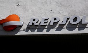 El logo de la petrolera española Repsol en una estación de servicio en Madrid. REUTERS/Andrea Comas