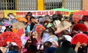 Protesta con abanicos por el calor en el colegio Rodríguez de La Fuente (Foto: ORM)