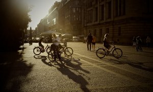 Bicicletas aparcadas en el punto BiciMAD de la calle Orense - Manuel Tapia