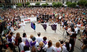 Cientos de personas han homenajeado a Nagore Laffage en la plaza del Castillo de Pamplona en vísperas del décimo aniversario de su crimen. /EFE