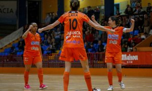 Algunas jugadoras del Burela celebran un gol durante un partido | Cedidas a Público