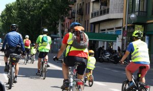 'En bici con la Policía Municipal', una original experiencia para dar a conocer las normas de la circulación y ofrecer consejos prácticos a los usuarios. / POLICÍA MUNICIPAL DE MADRID