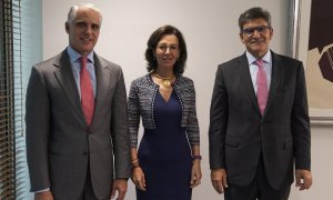 El próximo consejero delegado del Banco Santander, el italiano Andrea Orcel (izq.), con la presidenta de la entidad, Ana Botín (c.), y su predecesor José Antonio Álvarez. E.P.