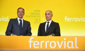 El presidente de Ferrovial, Rafael del Pino (der), y el consejero delegado de la constructora, Iñigo Meira, en la junta de accionistas. E.P.