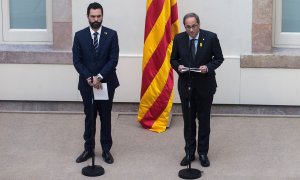 El presidente de la Generalitat de Cataluña, Quim Torra (d), y el del Parlament, Roger Torrent (i), durante la declaración institucional que han hecho tras conocerse que la Fiscalía acusa a los líderes del proceso independentista de un delito de rebelión.