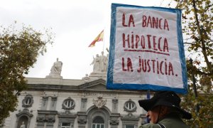 Concentración de activistas de la plataforma antidesahucios frente al Tribunal Supremo, mientras debate su posición definitiva respecto al impuesto sobre las hipotecas. REUTERS/Susana Vera