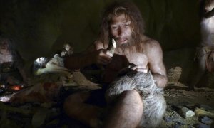 Una familia neandertal, en una exposición en el Museo Neandertal de Kaprina, en Croacia. / REUTERS