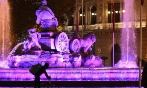 La fuente de Cibeles iluminada esta tarde de color morado con motivo del Día Internacional de la Eliminación de la Violencia contra la Mujer. EFE/Fernando Villar