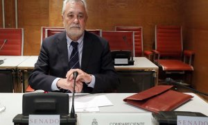 El expresidente de la Junta de Andalucía José Antonio Griñán, durante su comparecencia ante la Comisión de Financiación de los Partidos Políticos, en el Senado. /EFE
