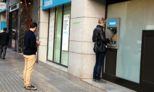 Un caixer del Banc Sabadell. SALVADOR MIRET.