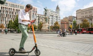 Un hombre prueba un patinete eléctrico en Zaragoza. EFE