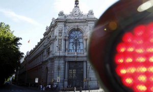 Un semáforo en rojo cerca del edificio del Banco de España en Madrid. EFE